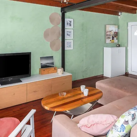 2 Bedroom Awesome Home In Valbandon * Stinjan