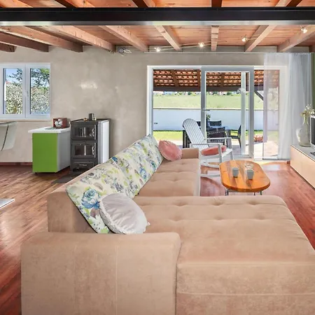 Holiday home 2 Bedroom Awesome Home In Valbandon Stinjan