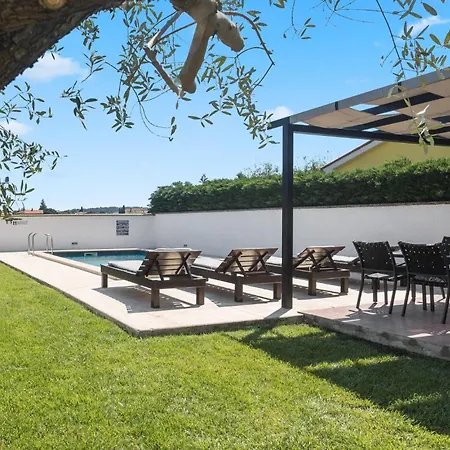 Holiday home 2 Bedroom Awesome Home In Valbandon