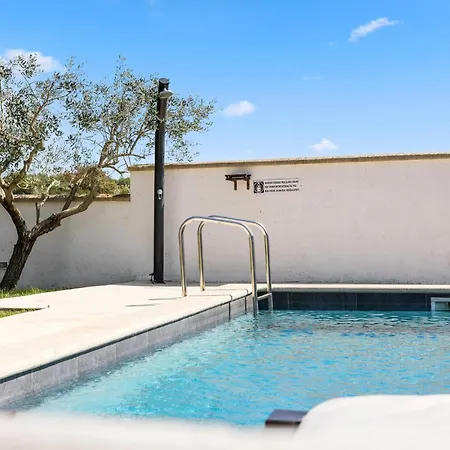 Holiday home 2 Bedroom Awesome Home In Valbandon *