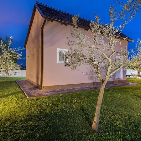 2 Bedroom Awesome Home In Valbandon *