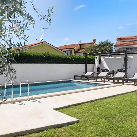 2 Bedroom Awesome Home In Valbandon Stinjan