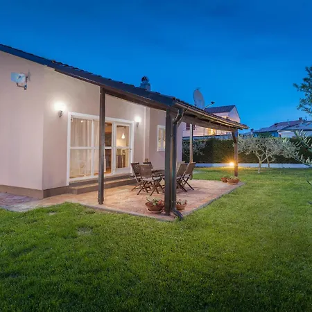 2 Bedroom Awesome Home In Valbandon * Stinjan