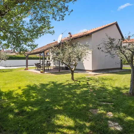2 Bedroom Awesome Home In Valbandon Holiday home *