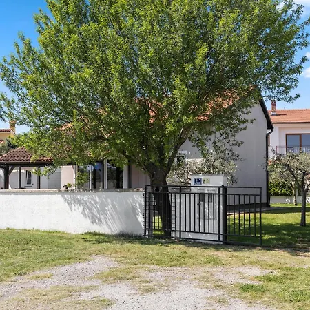Holiday home 2 Bedroom Awesome Home In Valbandon *