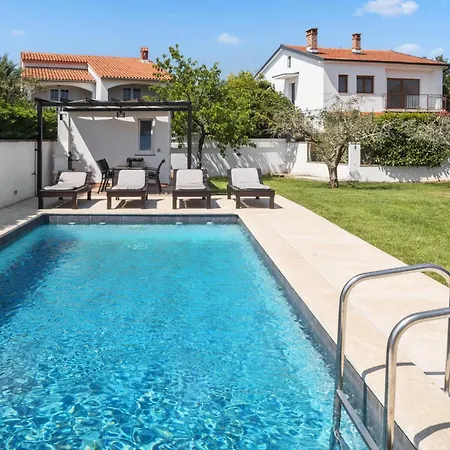 Holiday Home Valbandon 11 *