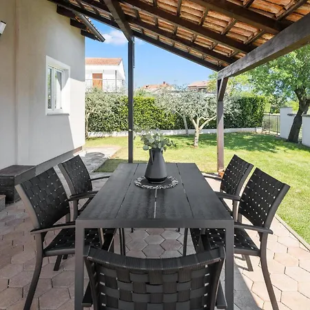 Holiday Home Valbandon 11 Ferienhaus *